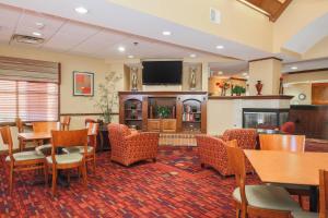 弗林特Residence Inn by Marriott Flint Grand Blanc的餐厅设有桌椅和平面电视。