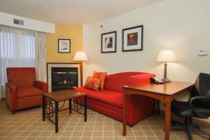 弗林特Residence Inn by Marriott Flint Grand Blanc的客厅设有红色的沙发和壁炉