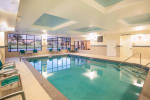 布卢明顿TownePlace Suites by Marriott Minneapolis near Mall of America的蓝色海水大型游泳池