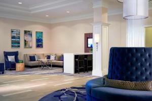 沃科夏西密尔沃基万豪酒店的客厅配有蓝色椅子和沙发