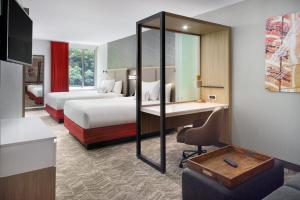 亚特兰大SpringHill Suites by Marriott Atlanta Northwest的酒店客房配有两张床和一张书桌