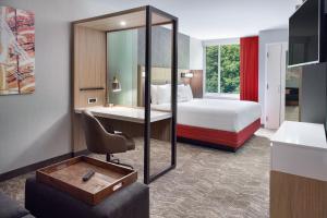 亚特兰大SpringHill Suites by Marriott Atlanta Northwest的配有一张床和一张书桌的酒店客房
