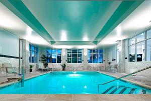 切尔西波士顿洛根机场/切尔西万豪酒店的一座带大型天花板的建筑中的游泳池