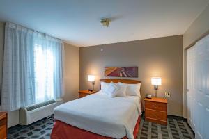 特斯柏罗克利夫兰特斯柏罗万豪广场套房酒店的酒店客房设有床和窗户。