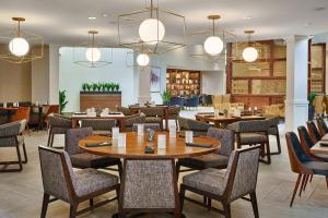 波特兰波特兰机场喜来登酒店 的一间带桌椅和灯光的餐厅
