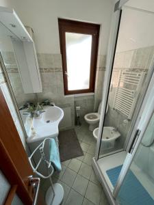 拉帕洛Victoria's House的浴室设有2个卫生间、水槽和淋浴。