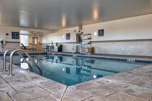 艾伦镇Four Points by Sheraton Allentown Lehigh Valley的在酒店房间的一个大型游泳池