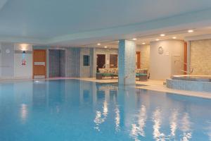 切尔滕纳姆Delta Hotels by Marriott Cheltenham Chase的一个带游泳池的酒店客房内的大型游泳池