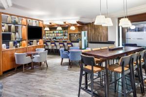 切尔滕纳姆Delta Hotels by Marriott Cheltenham Chase的一间带大桌子和椅子的用餐室