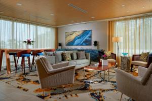 代托纳海滩阿卡普尔科度假酒店的客厅配有沙发和桌子