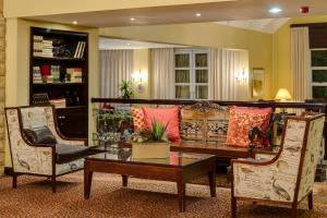 布隆方丹布隆方丹万豪Protea酒店的客厅配有沙发和桌椅