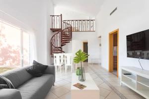 圣米格尔德阿沃纳Adosado La Guancha的带沙发和楼梯的客厅