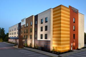 弗莱彻Fairfield Inn & Suites by Marriott Asheville Airport/Fletcher的停车场内建筑物的 ⁇ 染