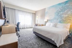 威洛比克利夫兰威洛比万怡酒店的酒店客房设有一张大床和一张书桌。