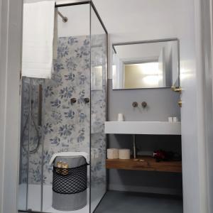 圣维托罗卡波里维埃拉酒店 的带淋浴、盥洗盆和镜子的浴室