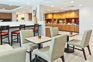 多森TownePlace Suites Dothan的一间带桌椅和柜台的餐厅