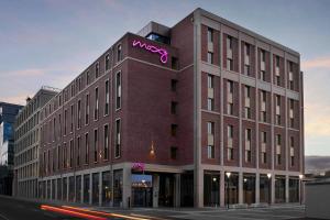 爱丁堡Moxy Edinburgh Fountainbridge的建筑的侧面有标志