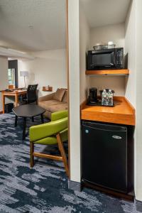新贝德福德新贝德福德费尔菲尔德客栈的酒店客房设有厨房和客厅。