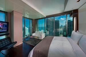 迈阿密迈阿密布杂艺术酒店的一间卧室设有一张大床和一个大窗户