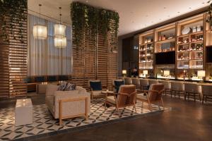 迈阿密迈阿密布杂艺术酒店的酒店大堂设有酒吧、椅子和桌子