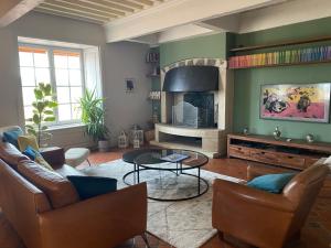 勒布伊Les Cimes du Puy-en-Velay的客厅配有沙发和桌子