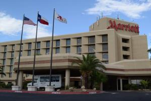 埃尔帕索Marriott El Paso的前面有两面旗帜的酒店