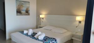 勒拉旺杜博赛特酒店的配有两张枕头的床的酒店客房