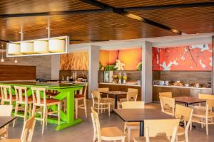 墨西哥城墨西哥城瓦列霍万豪费尔菲尔德套房酒店的一间设有绿色桌椅的餐厅