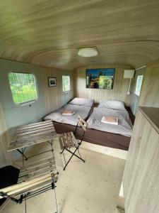 BorovanyResidence Safari Resort - Magic Bus的一间小房子里的卧室,配有床