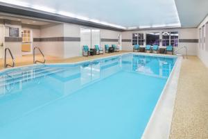 州学院州立学院居留酒店的蓝色水的酒店客房的游泳池