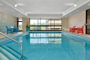 卡尔加里Delta Hotels by Marriott Calgary Downtown的蓝色的大游泳池,位于酒店客房内