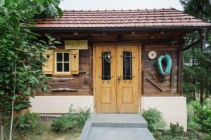 卡尔洛瓦茨Traditional houses Korana river的院子中带木门的小房子