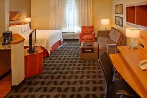 奥兰多奥兰多东部/ UCF区万豪广场套房酒店的酒店客房,配有床和沙发