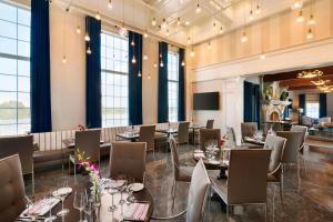 阿默斯特布法罗雷卡特翠贡精选酒店的用餐室设有桌椅和窗户。