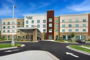 斯泰茨维尔Fairfield by Marriott Inn & Suites Statesville的停车场酒店 ⁇ 染