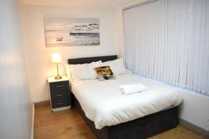 伯明翰Birmingham City Centre Apartment room near China Town的一间小卧室,配有床和窗户