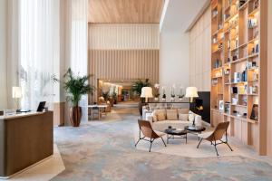 卡普戴尔万豪摩纳哥门度假酒店的大堂,设有沙发和椅子