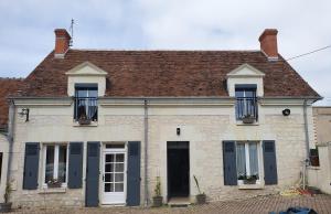 谢尔河畔努瓦耶Les Peupliers的蓝色百叶窗和棕色屋顶的房子
