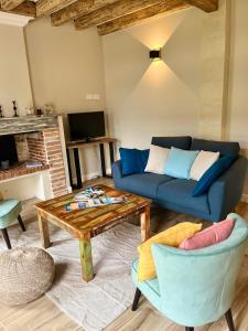 谢尔河畔努瓦耶Les Peupliers的客厅配有蓝色的沙发和茶几