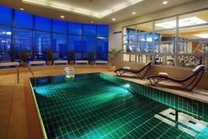 波兹南波兹南喜来登酒店的享有城市景观的酒店游泳池