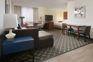 达拉斯达拉斯艾迪生/科隆大道原住酒店的酒店客房设有沙发和桌子