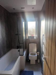 赫尔Cottage/boutique style - Free parking & Wi-Fi的一间带卫生间和浴缸的浴室