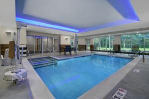 曼斯费尔德Fairfield by Marriott Inn & Suites Mansfield的在酒店房间的一个大型游泳池
