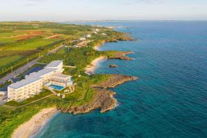 宫古岛IRAPH SUI, a Luxury Collection Hotel, Miyako Okinawa的享有海滨度假胜地的空中景致