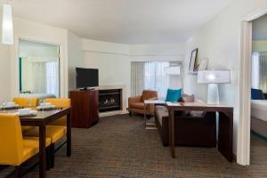 塔拉哈西塔拉哈斯北I-10首都圈酒店的酒店客房带起居室。