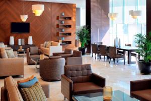 科威特科威特市万豪原住酒店的大堂配有沙发和桌椅