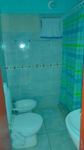 伊瓜苏港Cabaña Teresita的浴室配有白色卫生间和盥洗盆。