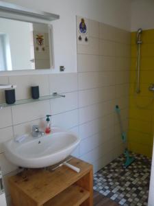 Neue Tiefe FehmarnAloha 2的一间带水槽和镜子的浴室
