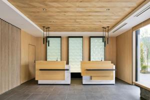 南富良野Fairfield by Marriott Hokkaido Minamifurano的一间设有两张书桌的办公室,位于一个窗户的房间