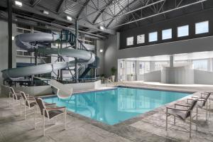 绿湾Delta Hotels by Marriott Green Bay的大楼内一个带滑梯的游泳池